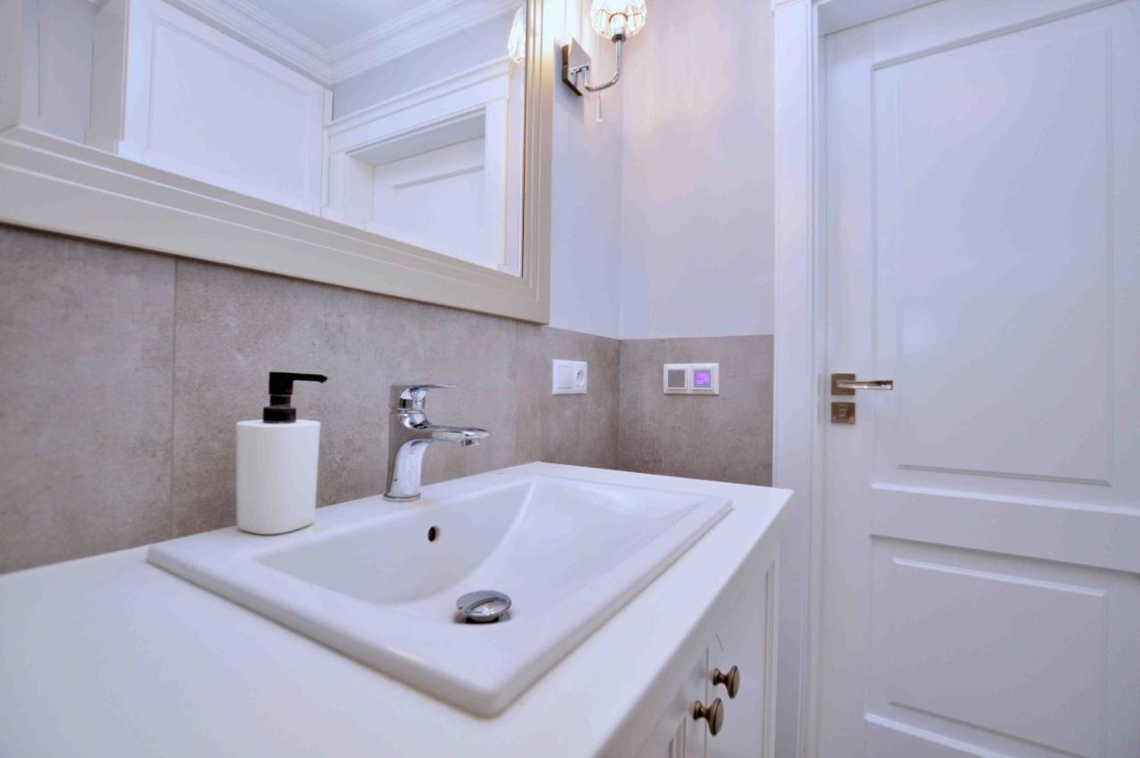 Spacious 3city With Bathtub In By Renters *
